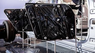 Biobasierte Werkstoffe im Türmodul bei Mercedes-Benz sind ein Beispiel für nachhaltige Komponenten. Die EU will zudem eine neue Recyclingquote für Fahrzeuge einführen. (Bild: Mercedes-Benz)