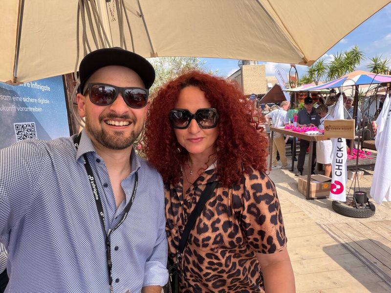Besa (IT-BUSINESS) und Francesco Dibartolo (n-able) haben einen sommerlichen Dresscode gewählt. (Bild: n-able)