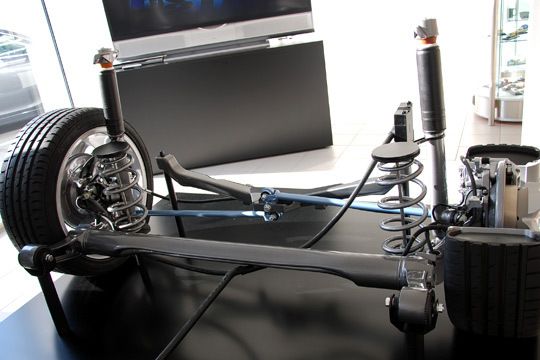 Neue Hinterachskonstruktion: Verbindung von Verbundlenker-Hinterachse und Wattgestänge. (Archiv: Vogel Business Media)