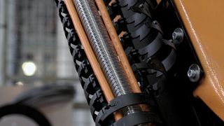 La chaîne porte-câbles est facile à ouvrir, une opération rapide qui peut être assurée même sur le robot. L’échange de câbles ou même le remplacement de tout le remplissage se fait en un temps record. De ce fait, les temps d’arrêt sont réduits au strict minimum. (Image: igus GmbH, Köln)