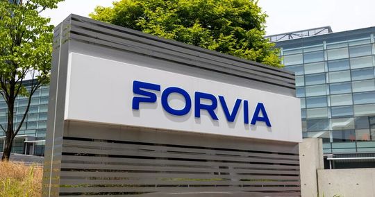 Der französische Konzern Forvia, übrigens auch Mutter des Scheinwerferherstellers Hella, baut sich gerade um. Das hat zu Verlusten im Milliardenbereich geführt ...(Bild:  Forvia)