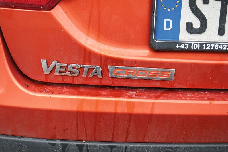 Der Vesta Cross Kombi soll eine Klientel bedienen, die sich ein wenig SUV-Optik wünscht. (Grimm/»kfz-betrieb«)
