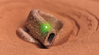 »SLM in grün«: Mit dem neuen Prozess sollen sich auch Bauteile aus hochleitfähigem Kupfer additiv fertigen lassen, beispielsweise für Anwendungen in der Elektronik. (Fraunhofer ILT)