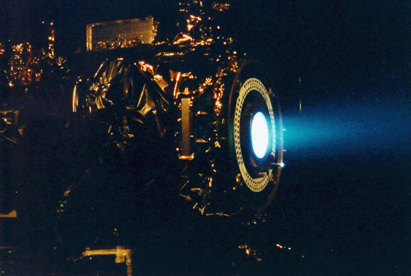 Ein Ionen-Triebwerk, das die NASA für die Raumsonde Deep Space 1 entwickelt hat. (NASA/JPL)