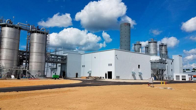 Die neue Anlage in Charleston, USA, zur Herstellung von gefällter Kieselsäure für die Reifenindustrie, wurde im Oktober 2018 in Betrieb genommen. (Evonik)