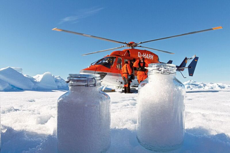 Gesammelte Schneeproben vor dem Helikopter des Forschungsschiffs Polarstern.