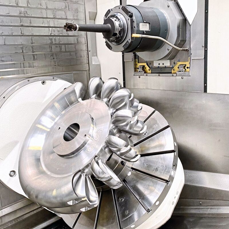 Schruppen, Schlichten und 5-Achs-Simultantechnologie – gezeigt auf dem 5-Achs-Universal-Bearbeitungszentrum G550T bei der Herstellung eines Peltronrades.