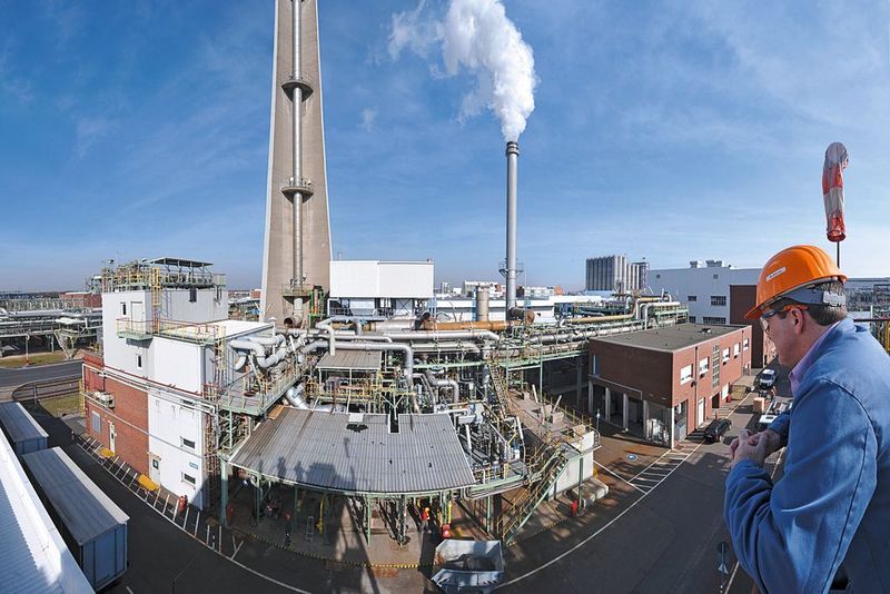 Die modernisierte thermische Abluftverbrennungsanlage im Chempark Dormagen spart jährlich bis zu 30.000 t Kohlendioxid.  (Bild: Currenta)