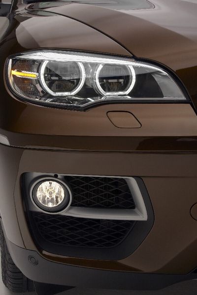Der exklusive Status des X6 als Sports Activity Coupé wird durch gezielte Design-Modifikation und neue Ausstattungsmerkmale unterstrichen (Bild: BMW)