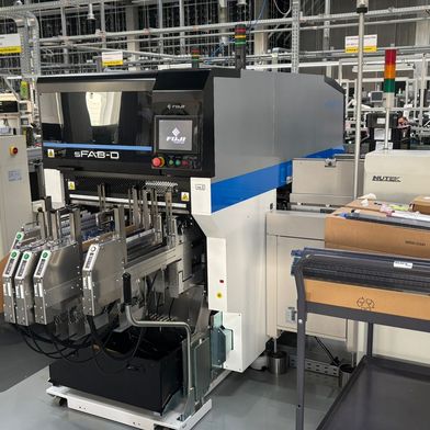 Präzise THT-Fertigung bei W. Kolb: Die FUJI sFAB-D automatisiert manuelle Bestückungsprozesse für höchste Stabilität und Qualität. (Bild: W. Kolb Fertigungstechnik GmbH)