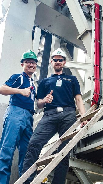 Ein internationales Team bestehend aus Tsubaki Kabelschlepp Deutschland, Tsubaki Singapur und dem lokalen Partner ATI konnte das Projekt erfolgreich und kosteneffizient umsetzen. (Bild: Tsubaki Kabelschlepp)