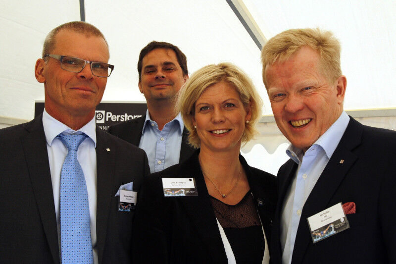 Von links nach rechts: Christer Andersson (Werksleiter Stenungsund), Fabrice Faultier (Vorstandsvorsitzender von Perstorp), Sofia Westergren (Stadtratsvorsitzende von Stenungsund) und Jan Secher (Präsident und CEO von Perstorp) (Bild: Perstorp)