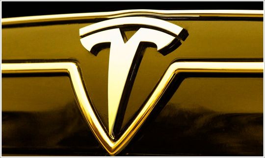 Nicht alles Gold, was in dieser Farbe glänzt! Tesla in Grünheide ist wegen einiger unschöner Methoden in Verruf geraten. Die IG Metall will deshalb den Druck erhöhen, um die Lage für die Angestellten zu verbessern ...(Bild:  Tesla)