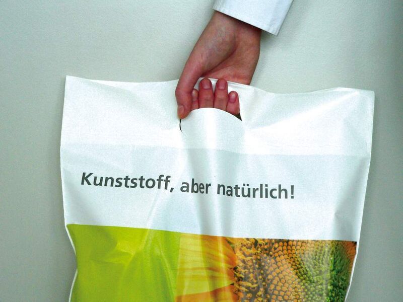Produkt der Fraunhofer-Forschung: Die Kunststofffolie für die Tüte wird auf Basis nachwachsender Rohstoffe hergestellt.Bilder: Fraunhofer Umsicht (Archiv: Vogel Business Media)