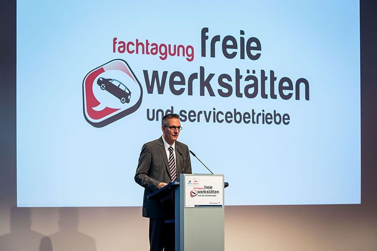 »kfz-betrieb«-Chefredakteur Wolfgang Michel leitete durch die Veranstaltung. (Stefan Bausewein)