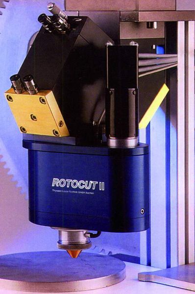 Spiegelschneidkopf mit rotierender Langlochdüse.  Bild: Laserfact (Archiv: Vogel Business Media)