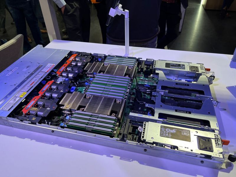 Nicht für KI-Aufgaben, sondern primär für Hoster oder Cloud-Provider ist der Poweredge R670 mit Intels Sierra-Forest-Prozessoren bestimmt. Die beiden CPUs verfügen jeweils über 64 bis 144 E-Cores. (Bild: Vogel IT-Medien)