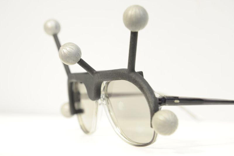 Auf der Masterbrille sind Reflektoren zur Positionserkennung angebracht. (Bild: Ford)