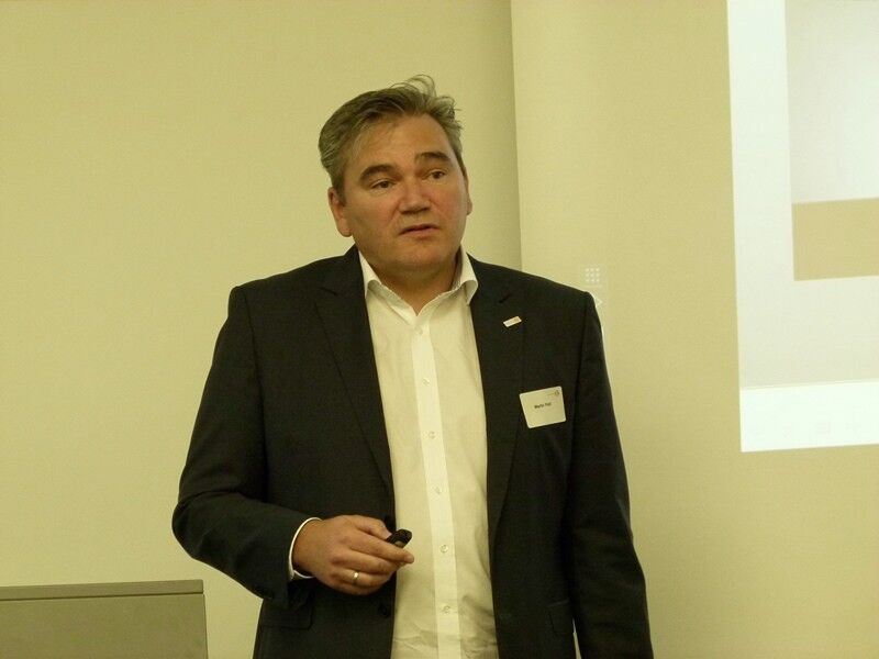 Marin Platt, Gesamtvertriebsleiter, stellt das neue Bremssystem KTR-Stop NC vor. Das passive Klemm- und Bremssystem ergänzt den Produktbereich hydraulischer Bremssysteme. (Bild: S. Häuslein/konstruktionspraxis)