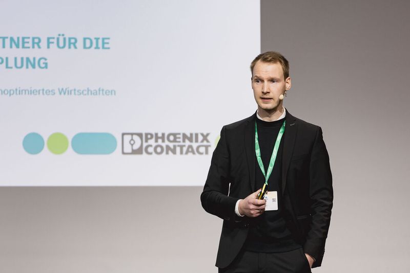 Wie lassen sich CO₂-Reduktion und Energiekostenoptimierung so zusammenbringen, dass es am Standort nicht nur „grüner“, sondern auch wirtschaftlich besser wird? René Füchtjohann von Phoenix Contact erläuterte die Komplexität dieses Themas und zeigte Lösungen auf.  (Bild: Stefan Bausewein/VCG)
