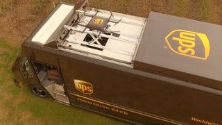 UPS-Truck mit beweglichem Dach und Drohne: In Tampa, Florida, testet der Lieferdienst die Paketzustellung per Drohne. Ein Multicopter kann von einem Lieferwagen aus starten und Päckchen zustellen. Anschließend kehrt das Gerät zum Landedach zurück, auch wenn der LKW zwischenzeitlich weitergefahren ist. (Bild: UPS)
