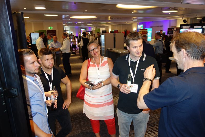 Elke Winkler, Pilot, schreibt nur wichtige Dinge im Leben auf. (Bild: IT-BUSINESS)