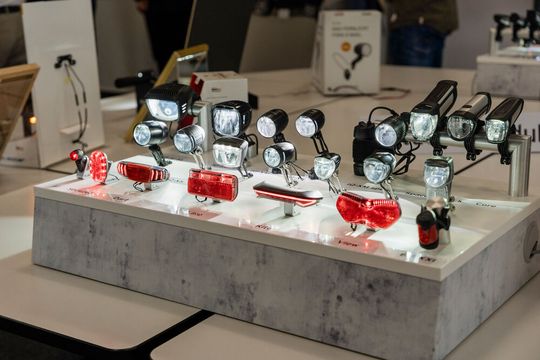 Heute gibt es unterschiedlichste Funktionen für Fahrradbeleuchtung: Tagfahrlicht, Rücklichter, Fernlichter, Kurvenlicht und seit 2024 auch die ersten zugelassenen Blinker.(Bild:  www.bumm.de | pd-f)