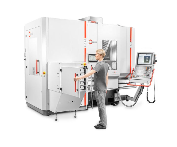 Im Robotersystem RS 05-2 hat Hermle den Fingerwechsel mit einer zukunftsweisenden Neuentwicklung, der „Roboterhand“ WPW von Kosmek, automatisiert. (Bild: Maik Göring/Hermle)