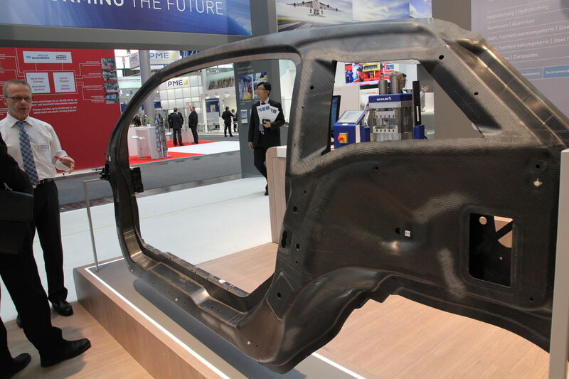 ...bis hin zu leichten Technologien, wie diesen Carbonfaser-Automobilteilen.  (Bild: Nuissl)