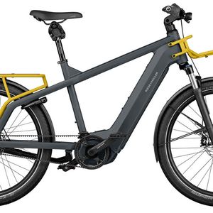 Mit dem „Midtail-Cargo-Multicharger GT Vario 750“ bietet Riese & Müller eine kompakte Alternative zu seinen erfolgreichen Long-John-Modellen. Im Kern handelt es um ein Pedelec mit Bosch-Mittelmotor, bei dem jedoch Sitz- und Kettenstreben deutlich in die Länge gehen, was Platz für den XXL-Heckträger schafft. Bis zu 175 Kilogramm Zuladung verträgt das Multicharger, bis zu 65 Kilogramm der vielseitig nutzbare Gepäckträger. Der eignet sich zur Montage großer Packtaschen oder verschiedener Sitzbankformate, die die Mitnahme von bis zu zwei Kindern oder einer erwachsenen Person erlauben. Zusätzlich ist ein Cargo-Frontträger zum Transport von Gepäck bestellbar. Der 750-Wh-Akku sorgt für ordentliche Reichweite. Mit Magura-Stopper (MT4/MT5), Kiox-Display, Federgabel, Schutzblechen, Beleuchtung, Ständer sowie eine Enviolo-380-Nabenschaltung in Kombination mit Riemenantrieb kostet das Bike rund 5.850 Euro.(Bild:  Hersteller)