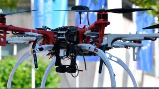 Der Student Marcus Scherer erhielt den Friedrich-Dessauer-Preis für seine Master-Thesis „Development and Implementation of an Unmanned Aerial Vehicle with Stereoscopic Cameras Controlled via a Virtual Reality Head-Mounted Display”. (Frankfurt University of Applied Sciences/Oliver Gubba)