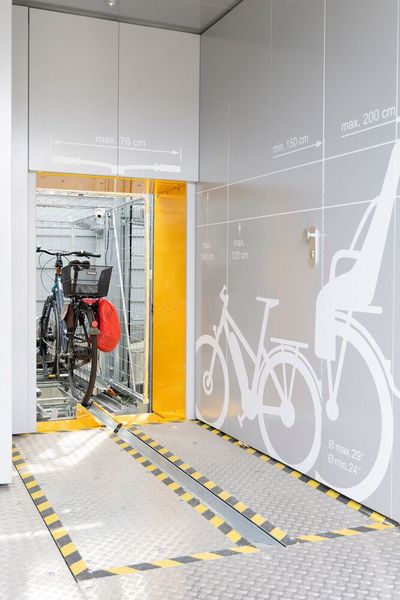 Die Übergabe des Fahrrads ist in wenigen Sekunden erledigt.  (Bild: Iris Terzka, Region Hannover)