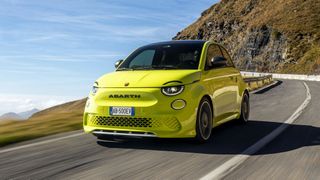 Abarth steigt kommendes Jahr mit dem 500E in das Elektro-Business ein. (Bild: Abarth)