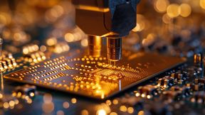 SMT: Die Entwicklung der SMT-Technik veränderte die Elek­tronikfertigung grundlegend, da keine bedrahteten Bauelemente verwendet werden.  (Bild: © Nataliia - stock.adobe.com)