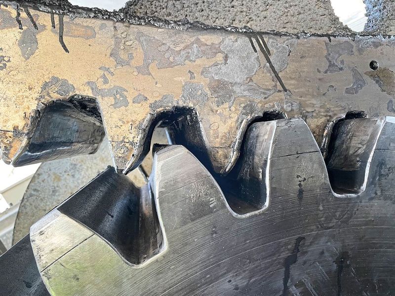 Die verringerte Kontaktfläche zwischen Zahnkranz und Ritzel führte zu einem erhöhten Verschleiß an beiden Komponenten.  (Bild: SEW)