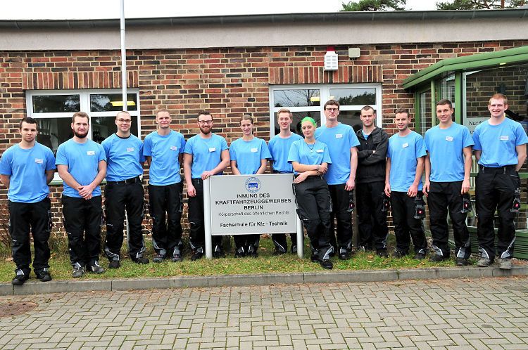 Elf Kfz-Mechatroniker und zwei Kfz-Mechatronikerinnen, alle Sieger in ihren Bundesländern, waren zum Bundesfinale des Praktischen Leistungswettbewerbs (PLW) 2015 angetreten. (Foto: Schmidt)
