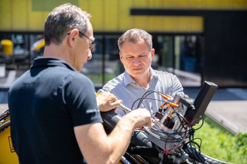 Andreas Plöckinger und RWT-Vorstand Reinhard Thor tauschen sich zur regeltechnischen Feinverstellung des CPS-Ventils aus. (Bild: Pecksteiner/LCM)