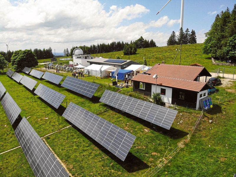 Das Solarkraftwerk auf dem Mont-Soleil ist auch für die Öffentlichkeit interessant. (Bild: BFH)