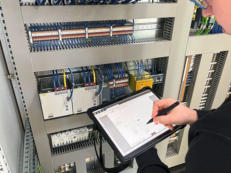 Inbetriebnehmer nimmt die Messwertaufnahme und Protokollierung vor Ort per Tablet vor.  (Bild: TPPA)