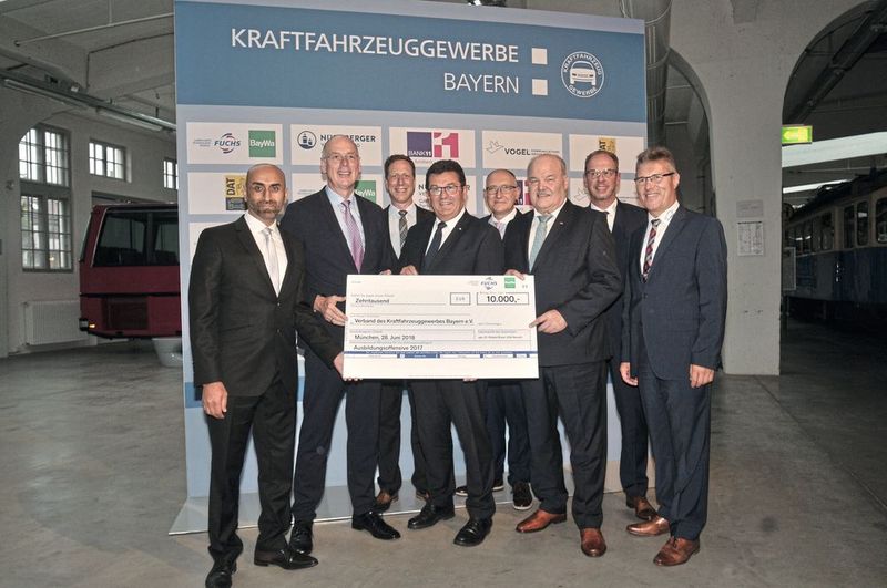 Im Einsatz für die Ausbildung: Fuchs Schmierstoffe und BayWa spenden 10.000 Euro für die Ausbildung im Kfz-Gewerbe.  (Bild: Zietz / »kfz-betrieb«)