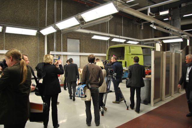 Das Medieninteresse war groß am Eröffnungstag der Bulli-Werkstatt. (Foto: Dominsky)