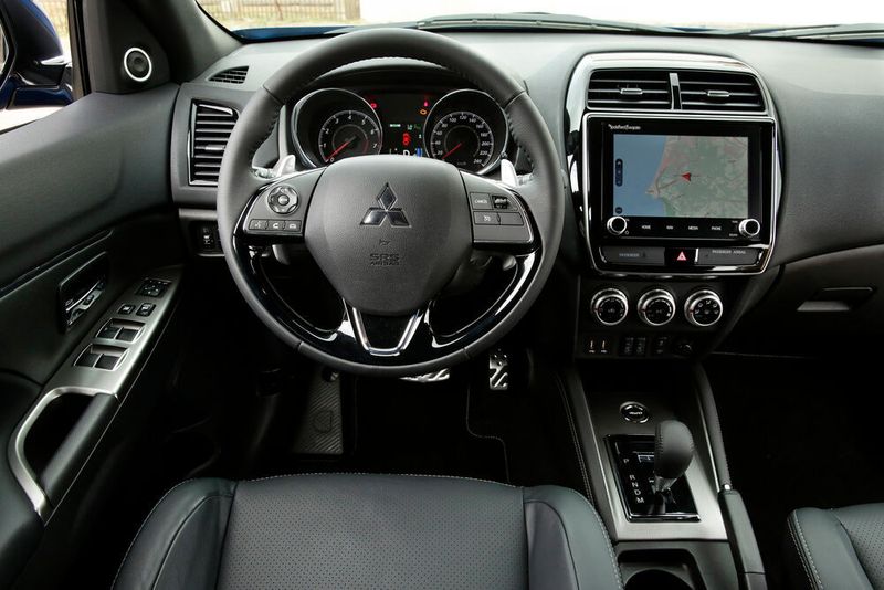 Innen hat sich auch ein wenig getan, neu sind die Klimaregelung und das überarbeitete Infotainment-System.  (Mitsubishi)