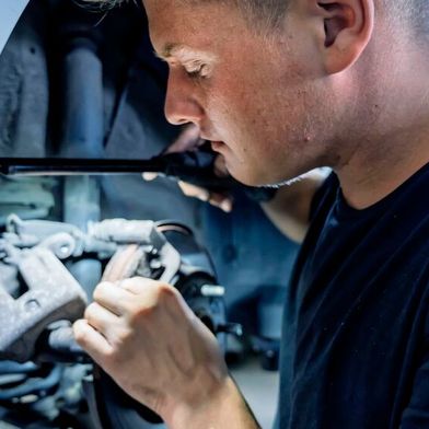 Autos zu reparieren, ist aus Sicht des Kfz-Gewerbes ein wichtiges Kerngeschäft und sollte daher nicht in das nationale Recht auf Reparatur einbezogen werden. Die Folgen wären für den Gebrauchtwagenhandel fatal, kritisiert der ZDK. (Bild: ProMotor)