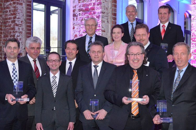 Studienleiter Stefan Reindl (3.v.l.) und Schwacke-Geschäftsführer Michael Bergmann (Mitte letzte Reihe) mit den ausgezeichneten Hersteller- und Importeursvertretern. (Foto: Preising)