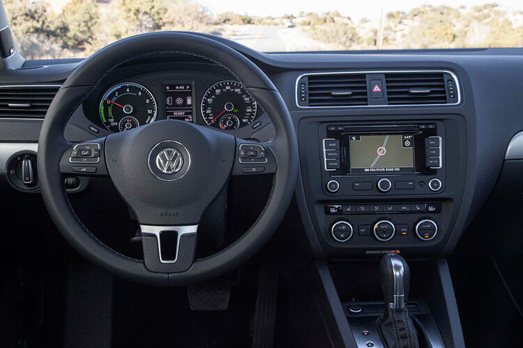 Das Cockpit ist wie gewohnt aufgeräumt und gleicht dem des „Norm“-Jetta, lediglich das Kombiinstrument verrät den Hybriden. Die Anzeigen ... (Daniel Byrne/Volkswagen)