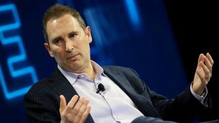 Jetzt ist es raus! Amazon-Chef Andy Jassy hat informiert, dass die Einführung von KI-Agenten durchaus Jobs kosten wird – vorwiegen im Bürosektor. Zwar könnten die Freigewordenen woanders eingesetzt werden, doch wo, wisse auch er nicht so recht. (Bild: Reuters / M. Blake)