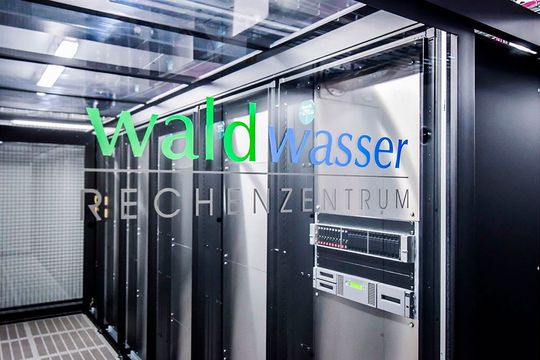 Vom Wasserwerk zum Rechenzentrum: Die Waldwasser Software Vertriebs GmbH & Co. KG betreibt ein topmodernes Rechenzentrum an einem idyllischen Standort; Microtronics liefert hierfür Datenlogger, die beliebige Sensoren aufnehmen können, zum Beispiel für Wasser.(Bild:  Wasserversorgung Bayerischer Wald, Körperschaft d. ö. Rechts in Moos, Bayern)