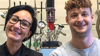 Prof. Dr. Miriam Unterlass und Frank Sailer waren maßgeblich an der Entwicklung einer neuen Ein-Topf-Synthese beteiligt. (Bild: Dr. Robert Pazdzior)
