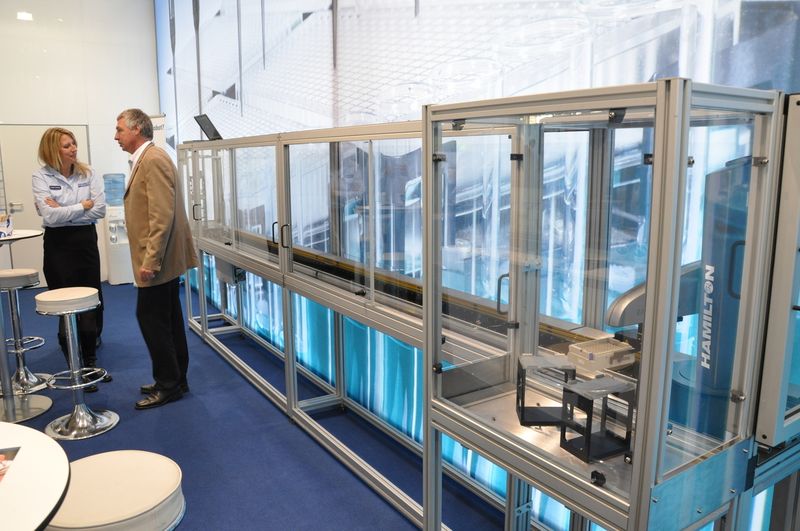 Der neue Rack Runner von Hamilton Robotics ermöglicht die skalierbare Integration mehrerer Systeme wie Inkubatoren, Reader, Washer oder Schüttler. (Archiv: Vogel Business Media)