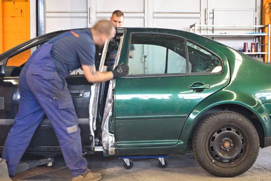 Ein Unikat entsteht: Die Karosserie ist vorne von Opel, hinten von Volkswagen. (Archiv: Vogel Business Media)